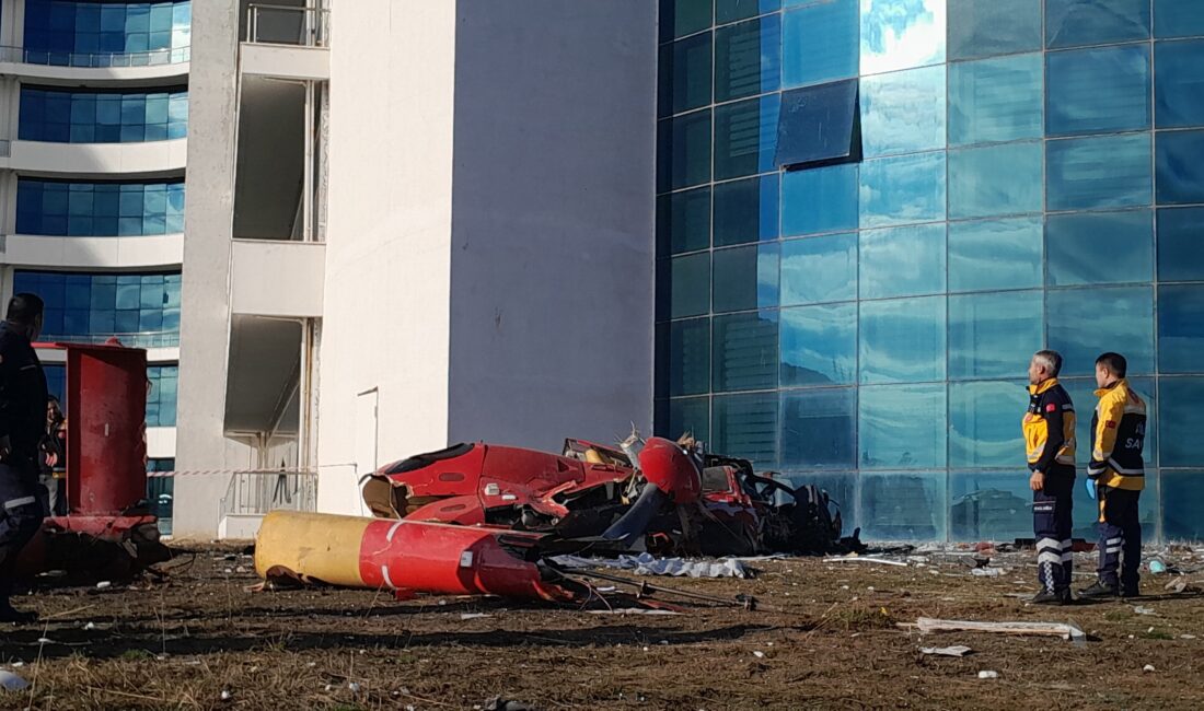 Muğla Eğitim ve Araştırma Hastanesi'nden havalanan ambulans helikopter, hastane bahçesine düşerken
