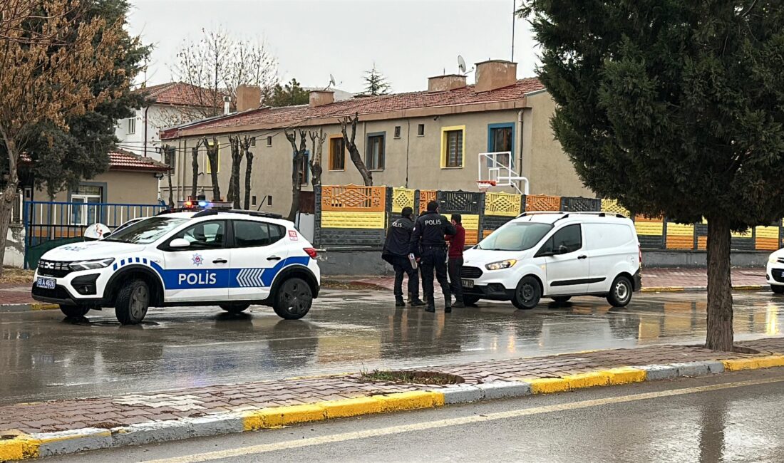 Aksaray’da polisin ‘dur’ ihtarına uymayıp kaçan hafif ticari aracın peşine