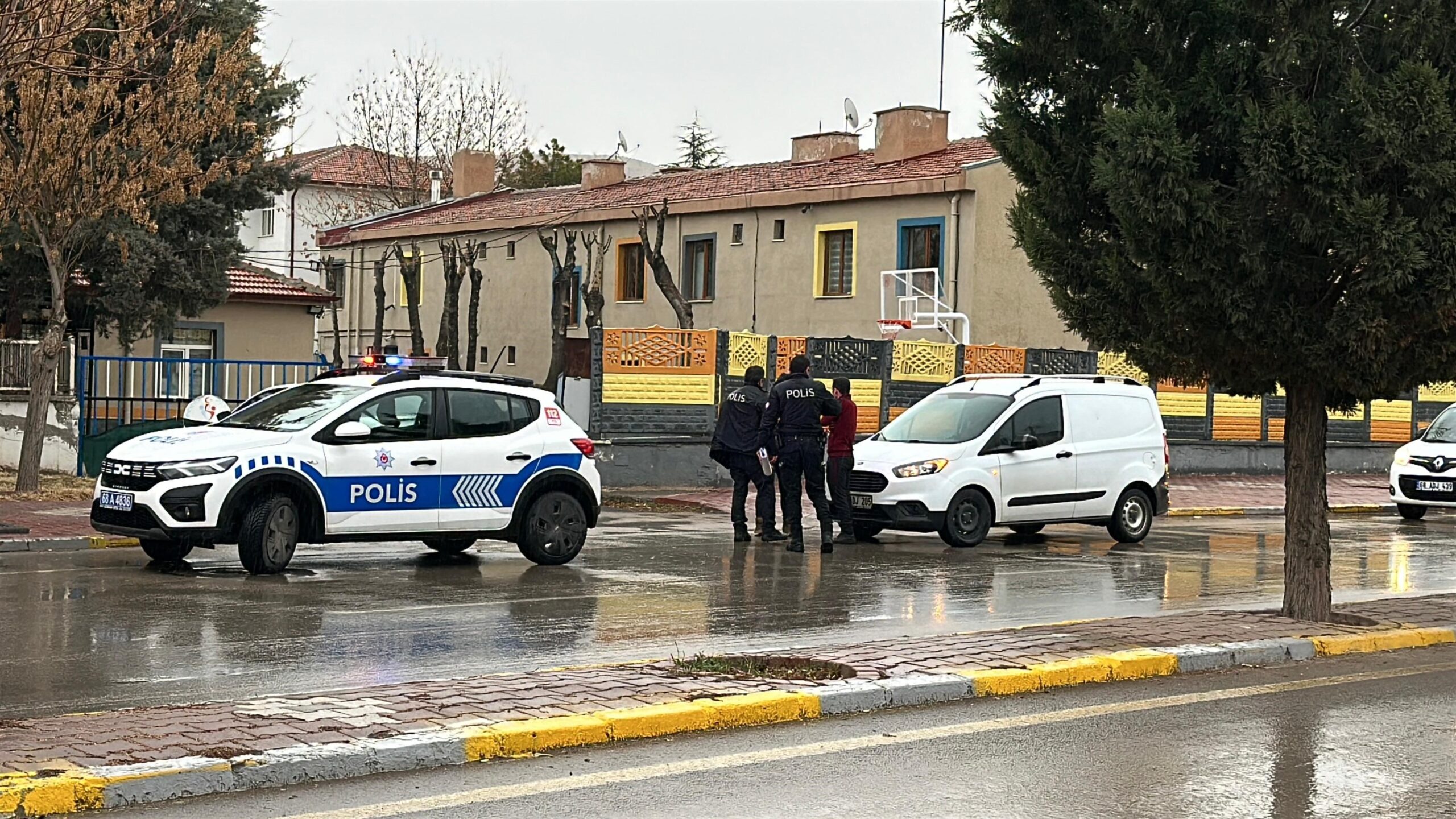 Aksaray’da polisin ‘dur’ ihtarına uymayıp kaçan hafif ticari aracın peşine