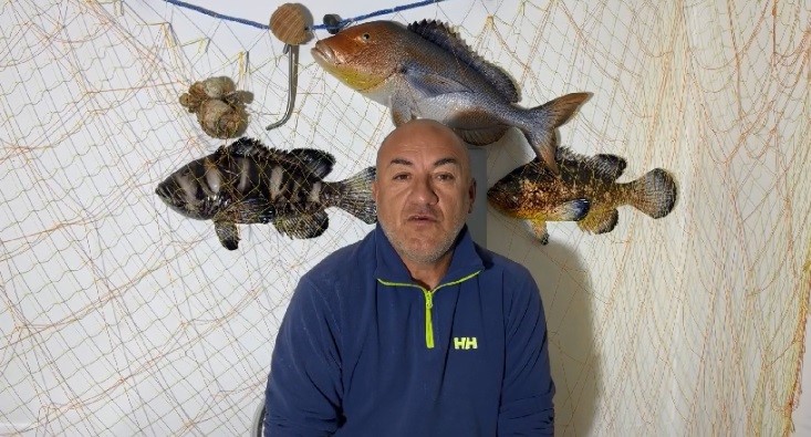 Çanakkale’nin Gökçeada ilçesinde balıkçı İlker Özdemir, geçtiğimiz günlerde oltasına yaklaşık