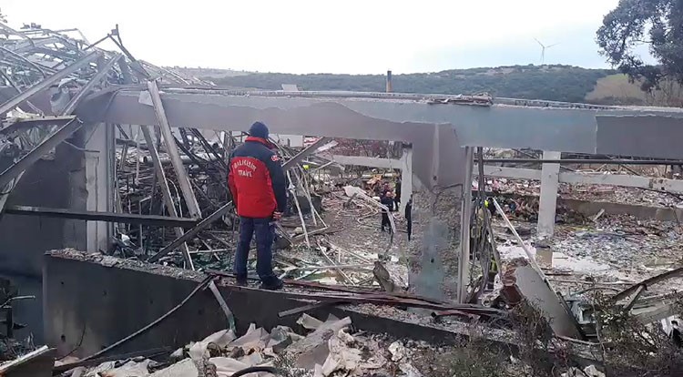 Balıkesir Valisi İsmail Ustaoğlu, Karesi ilçesinde patlayıcı üretilen fabrikada meydana