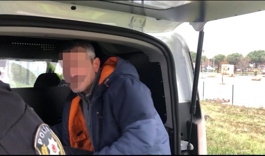 Polis aracına çarpan alkollü sürücü: “Ben çarpmadım” Tekirdağ’ın Çorlu ilçesinde kırmızı ışık ihlali yapan alkollü sürücü, dur