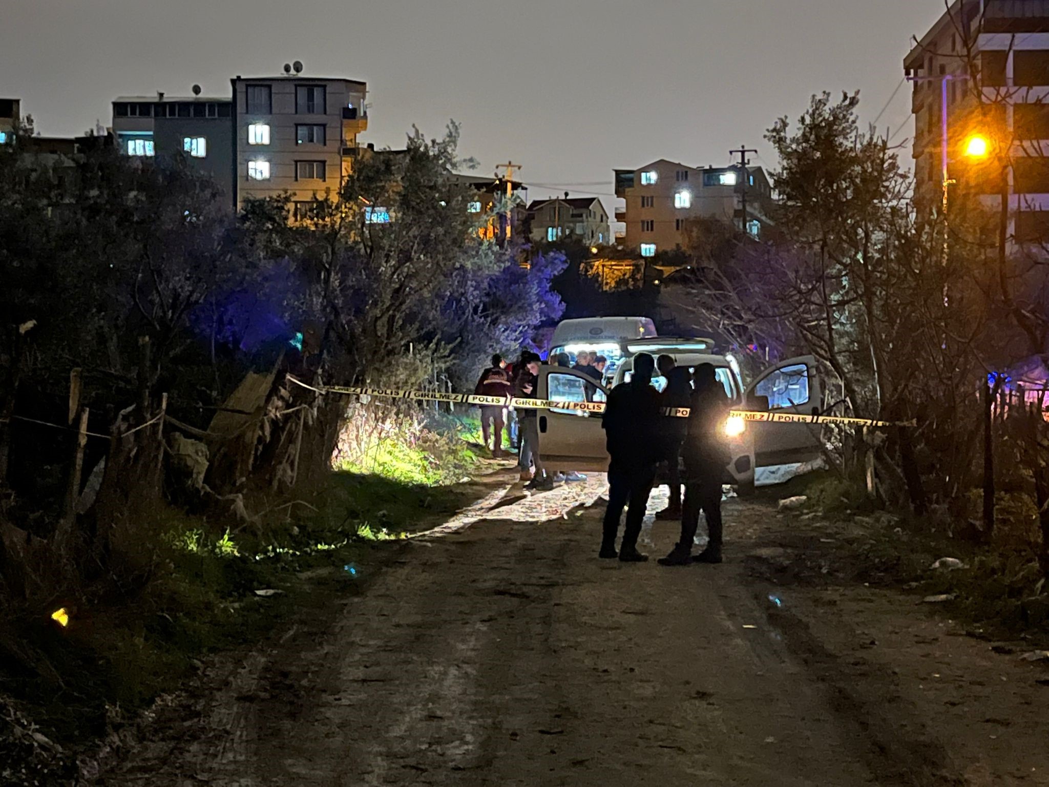 Bursa'da araçta tartışan gençlerden biri, diğerini bıçakla öldürdü. Şüpheli daha