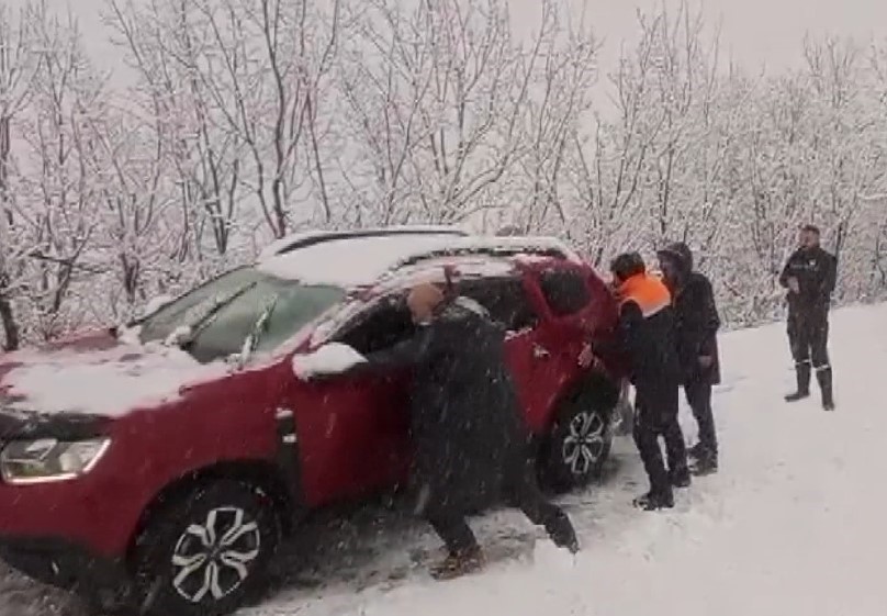 Tunceli’de, aşırı kar yağışı nedeniyle yolda kalan vatandaşlar ekipler tarafından