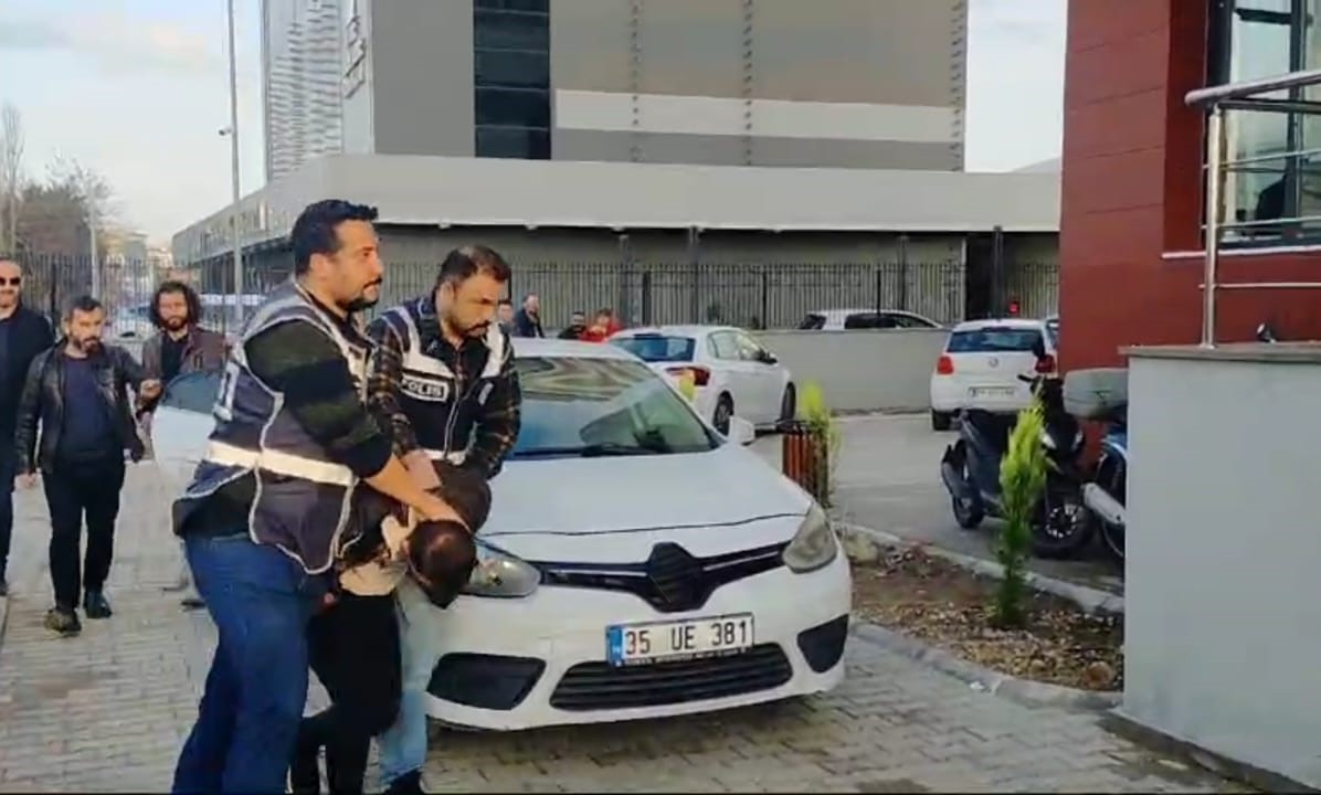 İzmir’in Bayraklı ilçesinde yolda yürüyen kadının arkasından bisikletle gelip kadını