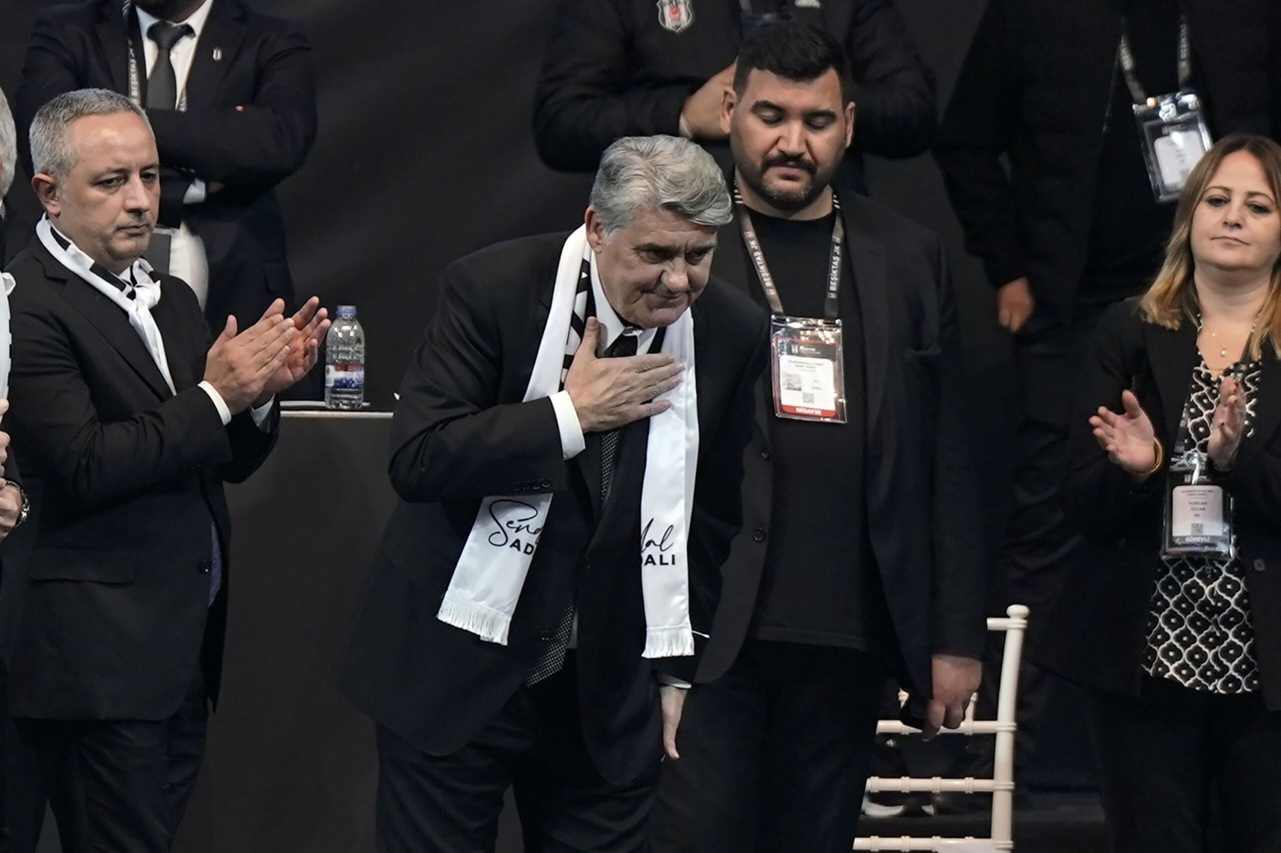 Beşiktaş Kulübü’nde başkan seçilen Serdal Adalı, genel kurul üyelerine teşekkür
