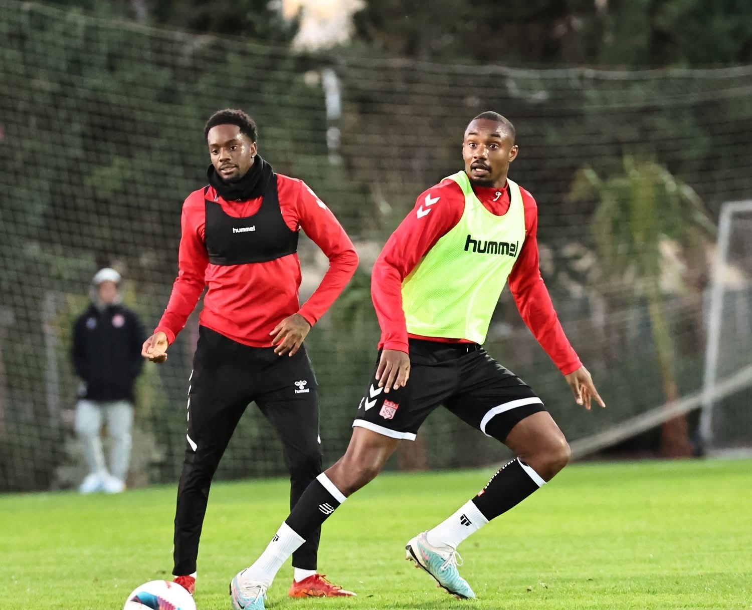 Antalya Belek’te çalışmalarını sürdüren Sivasspor, dün akşam yaptığı antrenmanla hazırlıklarına