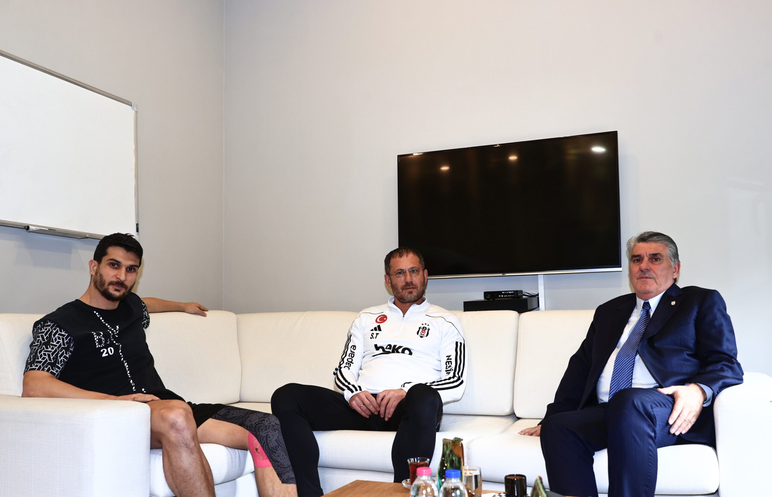Beşiktaş Başkanı Serdal Adalı, Teknik Sorumlu Serdar Topraktepe ve kaptan