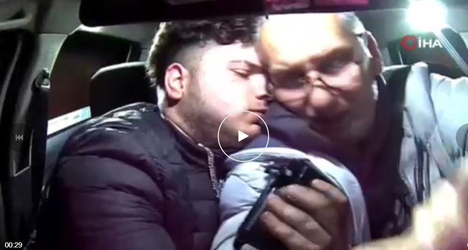 Manisa’da bindiği taksiciyi gasp etmek amacıyla bıçakla saldıran ve yaralayan