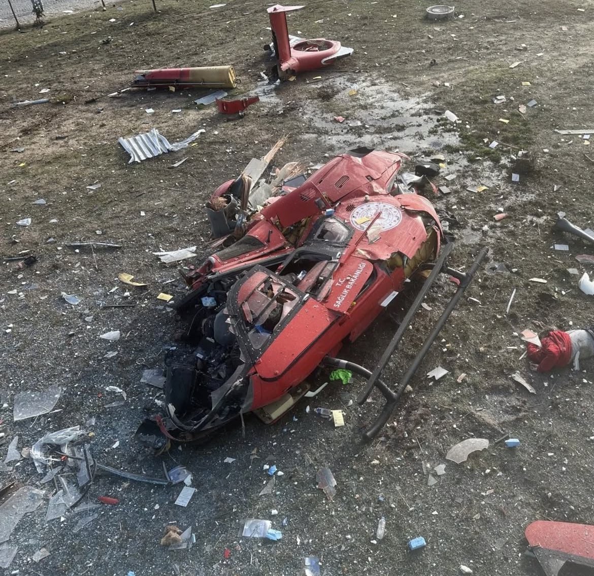 Muğla Eğitim ve Araştırma Hastanesi’ne çarpan bir helikopter, yakınındaki boş
