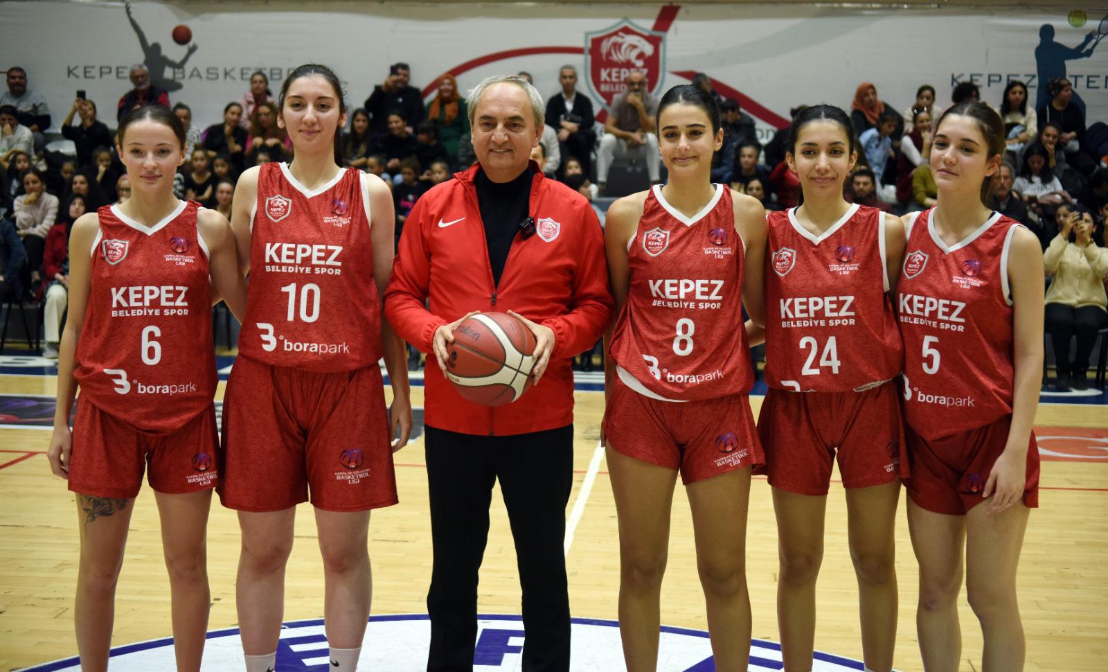 Kepez Belediye Başkanı Mesut Kocagöz, kadın basketbolda Antalya şampiyonu olan