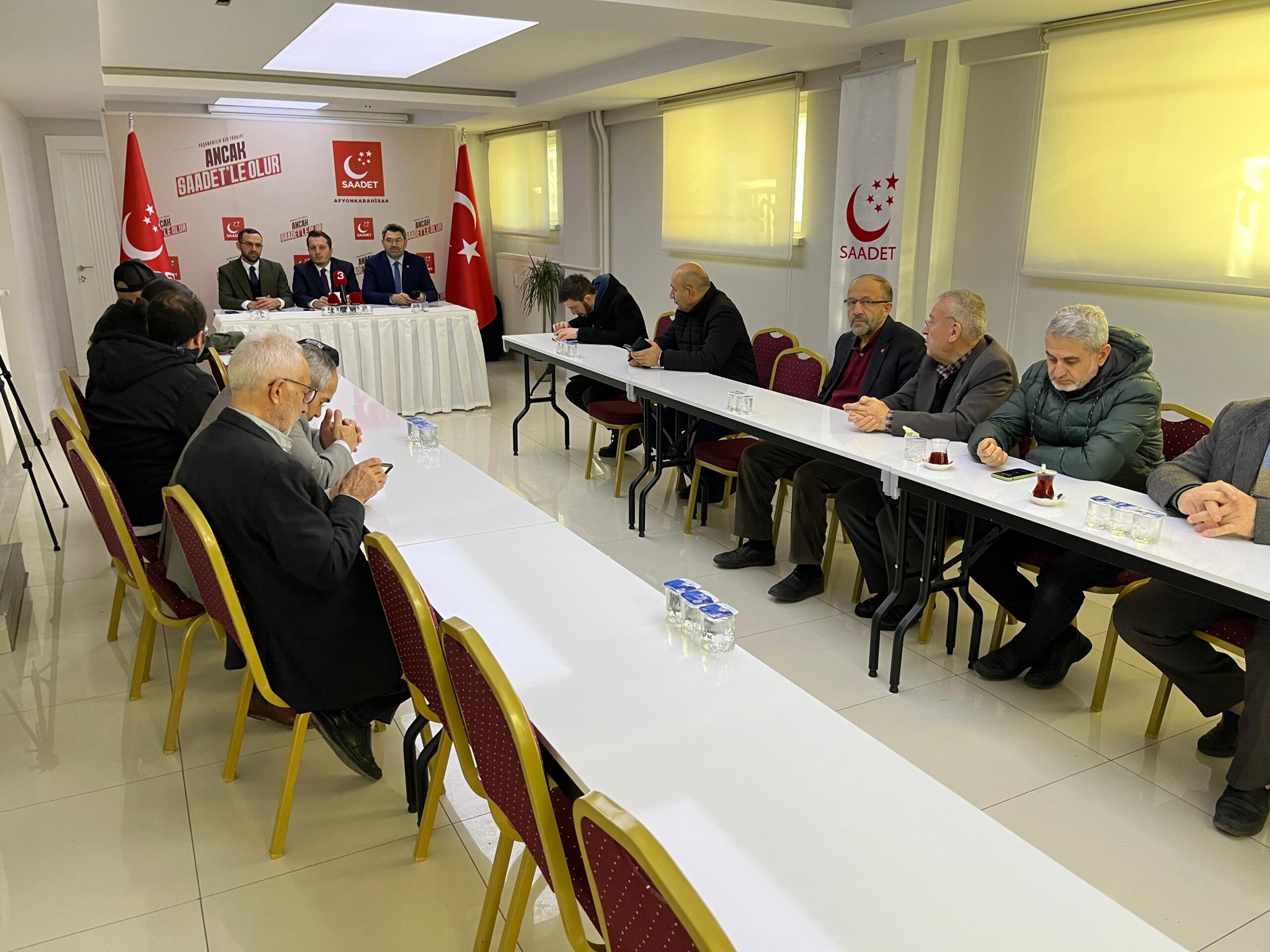 Saadet Partisi (SP) Afyonkarahisar İl Başkanlığı, parti il binasında basın