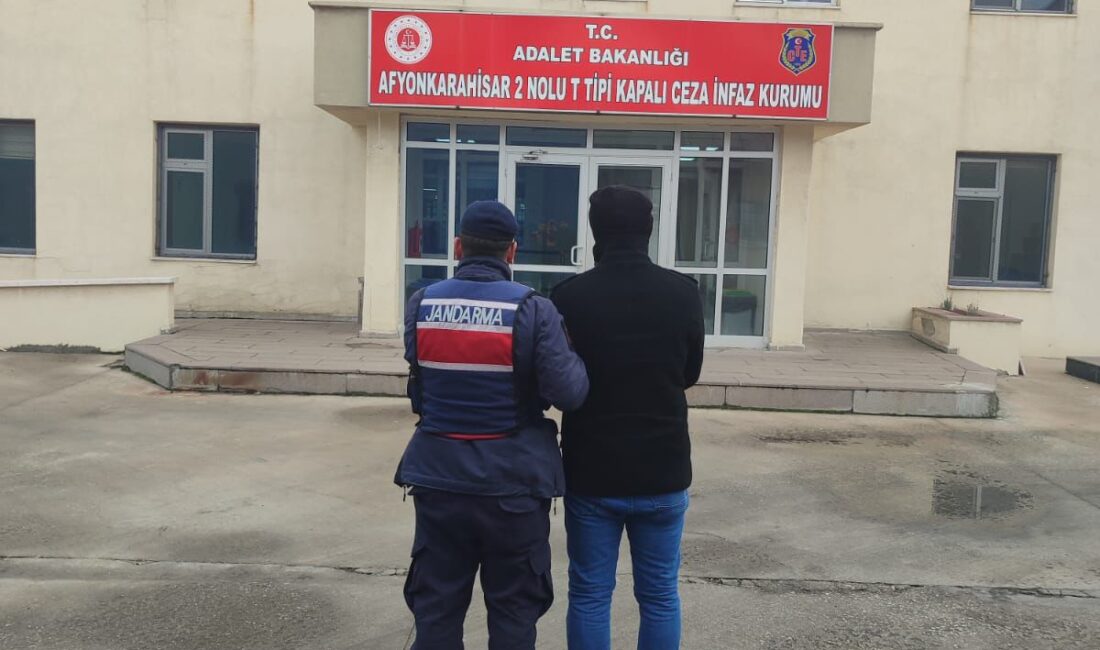Jandarma, aranan şahısları tek tek topluyor Suç ve suçlularla mücadelesini sürdüren Afyonkarahisar Jandarması başarılı operasyonlarının yanı