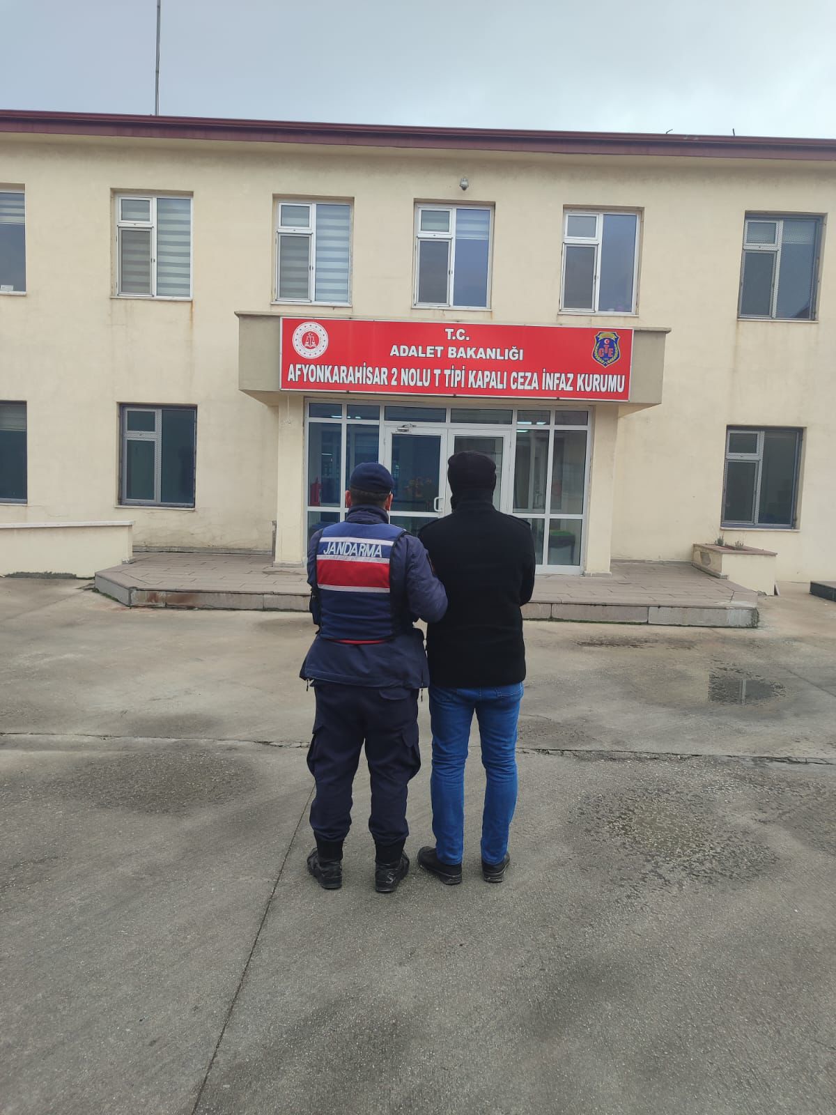 Suç ve suçlularla mücadelesini sürdüren Afyonkarahisar Jandarması başarılı operasyonlarının yanı