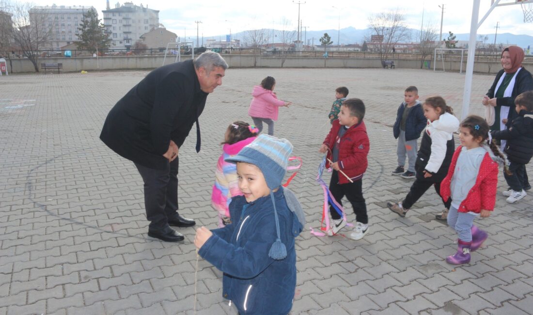 “Öğretmenlerimiz bizlerin alandaki gözü kulağı oldu” Afyonkarahisar İl Milli Eğitim Müdürü Miraç Sünnetci, okul ziyaretleri çerçevesinde