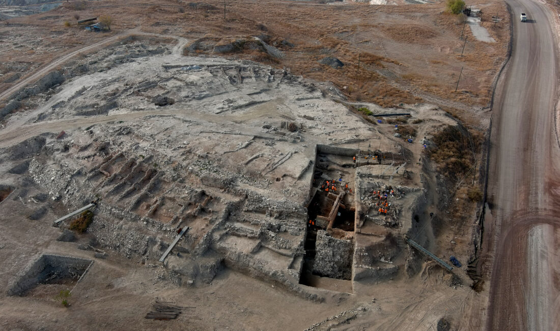 Kütahya'da, termik santral sahasında yer alan höyükteki kurtarma kazısında 4