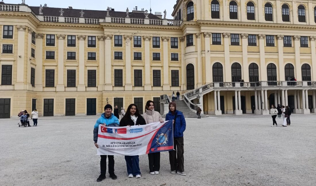 Afyonkarahisar Zübeyde Hanım Kız Mesleki ve Teknik Anadolu Lisesi öğrencileri