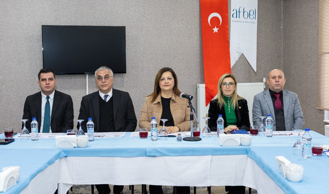 
Afyonkarahisar’da birim müdürleri ile toplantı yapan Belediye Başkanı Burcu Köksal,