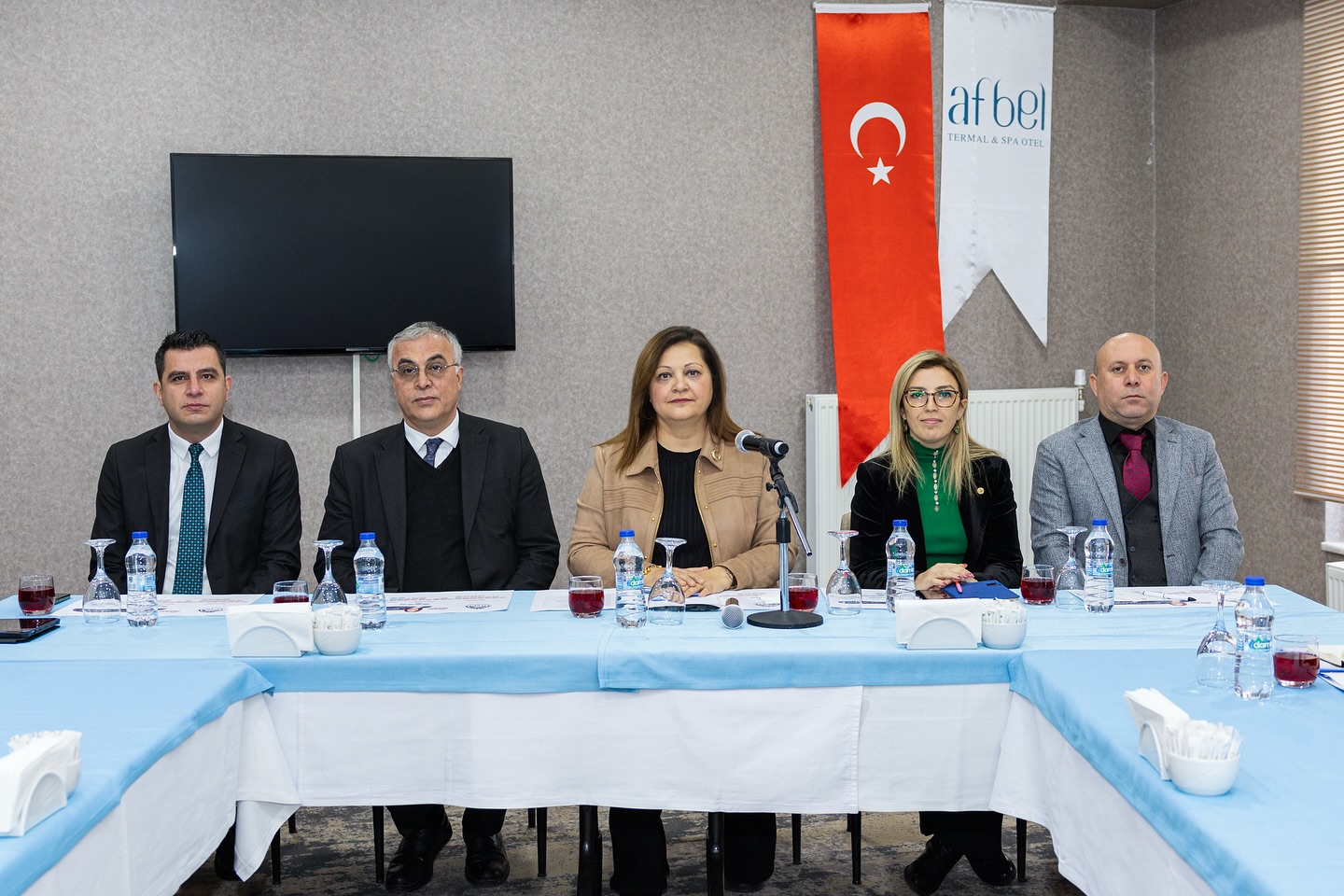 
Afyonkarahisar’da birim müdürleri ile toplantı yapan Belediye Başkanı Burcu Köksal,