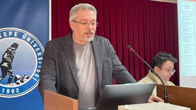 AKÜ’de gerçekleştirilen ‘Yapay Zeka ve Psikoterapinin Geleceği’ konferansında konuşan Psikoloji