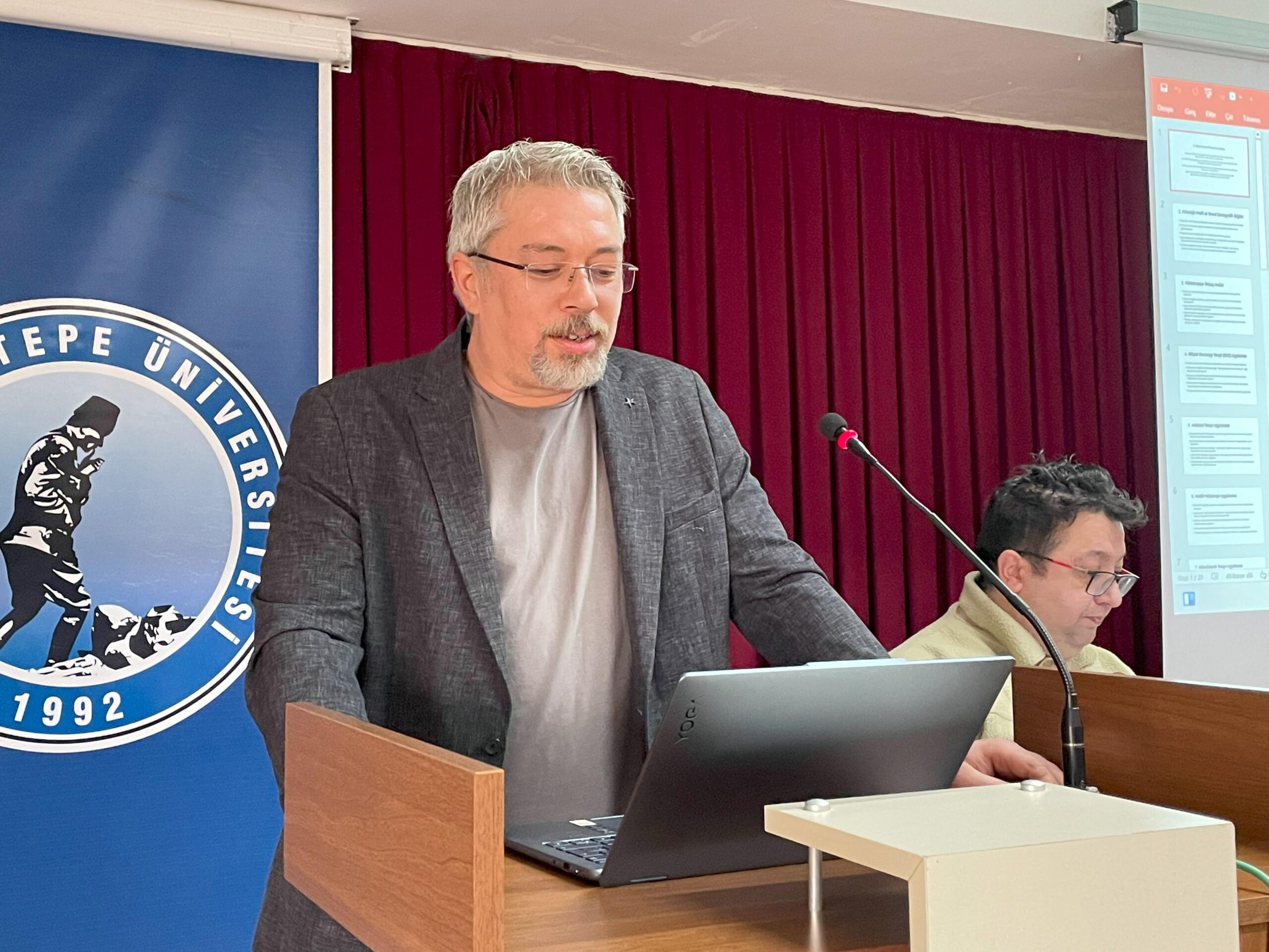 AKÜ’de gerçekleştirilen ‘Yapay Zeka ve Psikoterapinin Geleceği’ konferansında konuşan Psikoloji