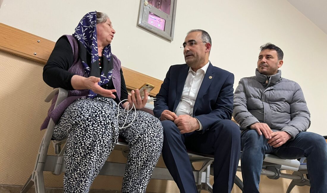 
Afyonkarahisar Sağlık Bilimleri Üniversitesi Hastanesi’nde hastaları ziyaret eden AK Parti