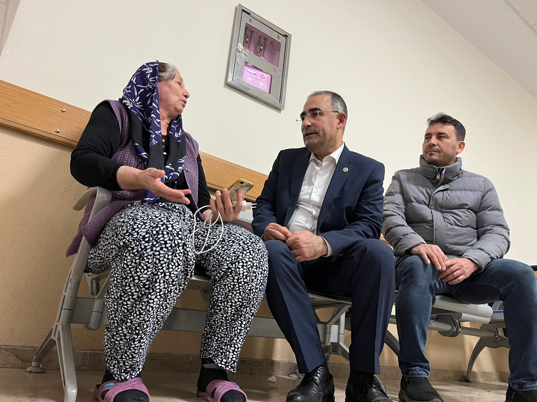 
Afyonkarahisar Sağlık Bilimleri Üniversitesi Hastanesi’nde hastaları ziyaret eden AK Parti