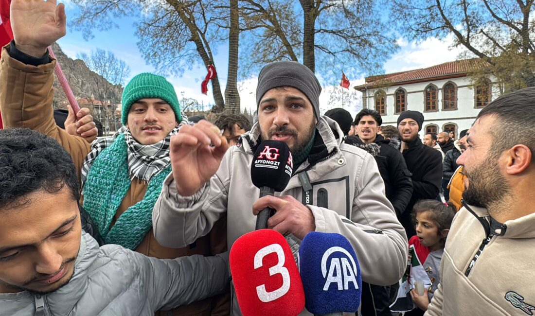 Suriye'deki 61 yıllık BAAS rejiminin devrilmesinin ardından Afyonkarahisar'da yaşayan Suriyeliler sevinç