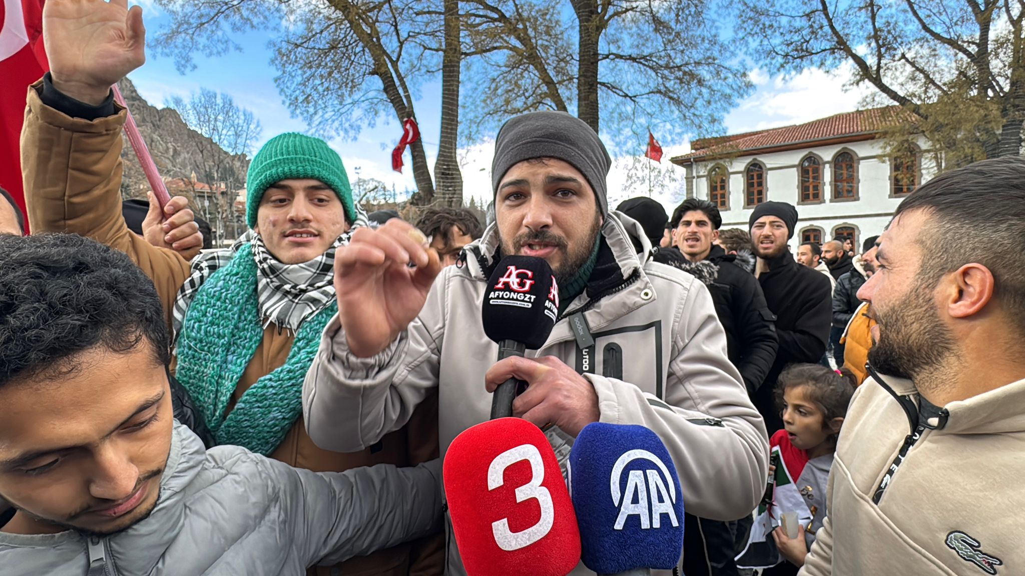 Suriye'deki 61 yıllık BAAS rejiminin devrilmesinin ardından Afyonkarahisar'da yaşayan Suriyeliler sevinç