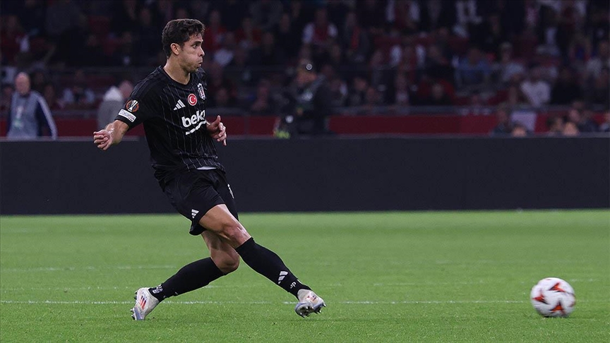 Beşiktaş Kulübü, Brezilyalı savunma oyuncusu Gabriel Paulista'nın ameliyat edildiğini duyurdu.