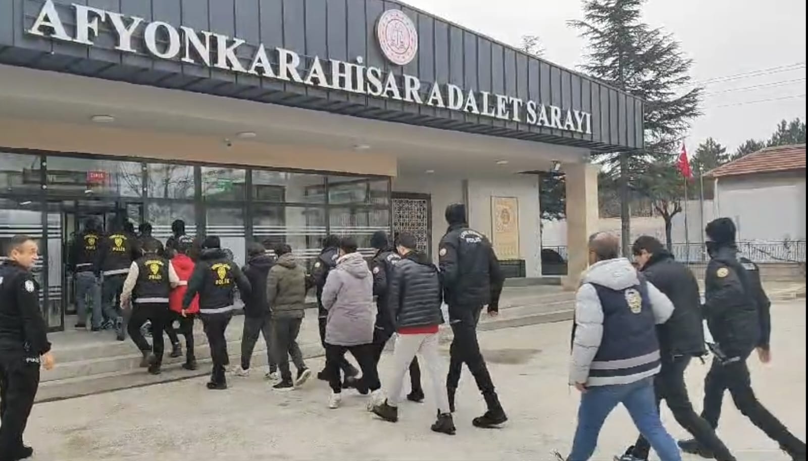 Afyonkarahisar İl Emniyet Müdürlüğü, kendisini kamu görevlisi olarak tanıtarak 5.192.000