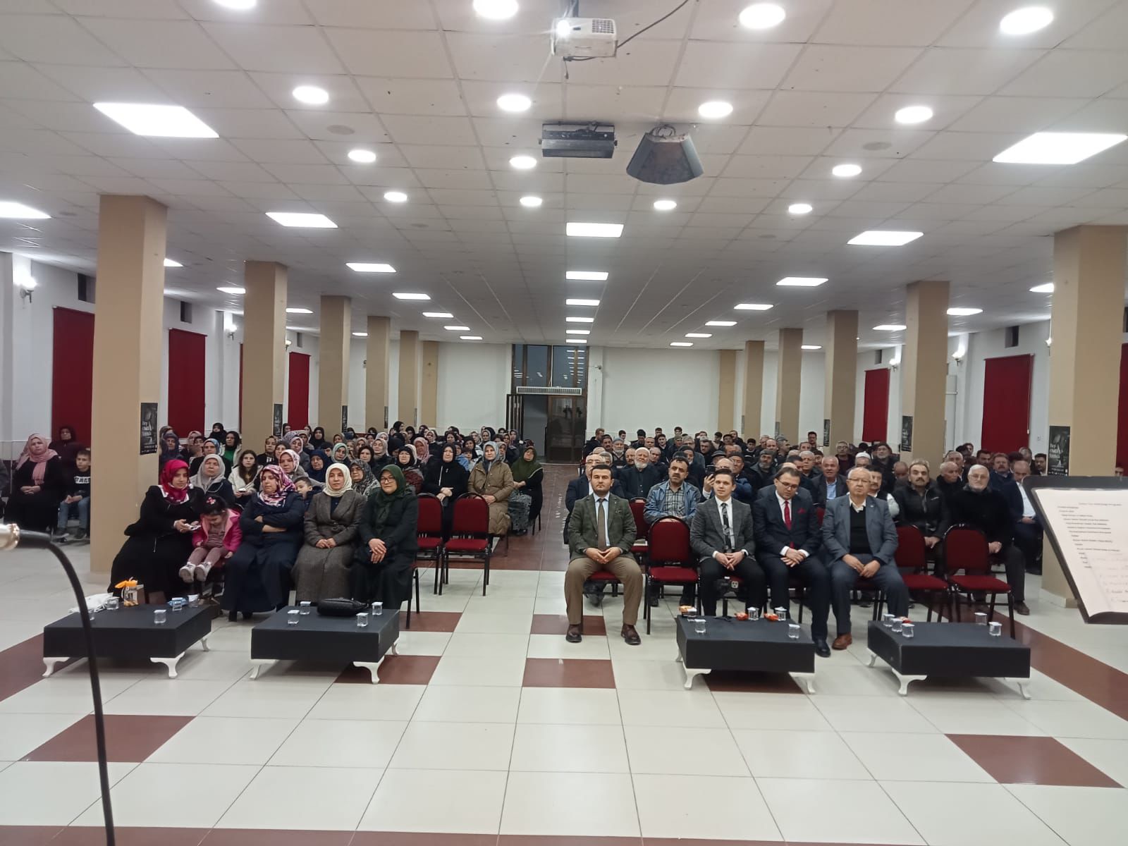 Dazkırı'da İlçe Müftülüğünün düzenlediği "Bir konu bir konuk" projesi sürüyor.