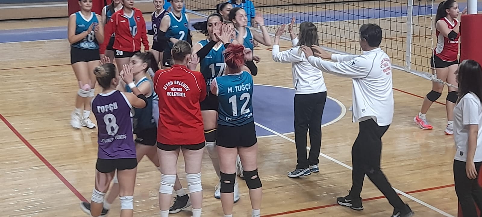 Afyon Belediye Yüntaş Voleybol Takımı İzmitspor’u 3 setide kazanarak, 3/O