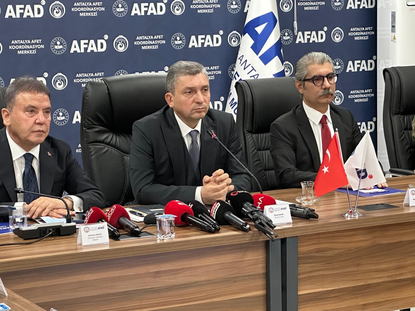 Antalya Valisi Hulusi Şahin, meteorolojin ‘turuncu’ ve ‘sarı’ kod ile