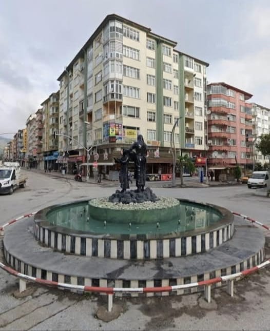 Afyonkarahisar Belediyesi Yeşilyol Caddesi ile Kadınana Caddesi’nin kesiştiği kavşakta çalışma