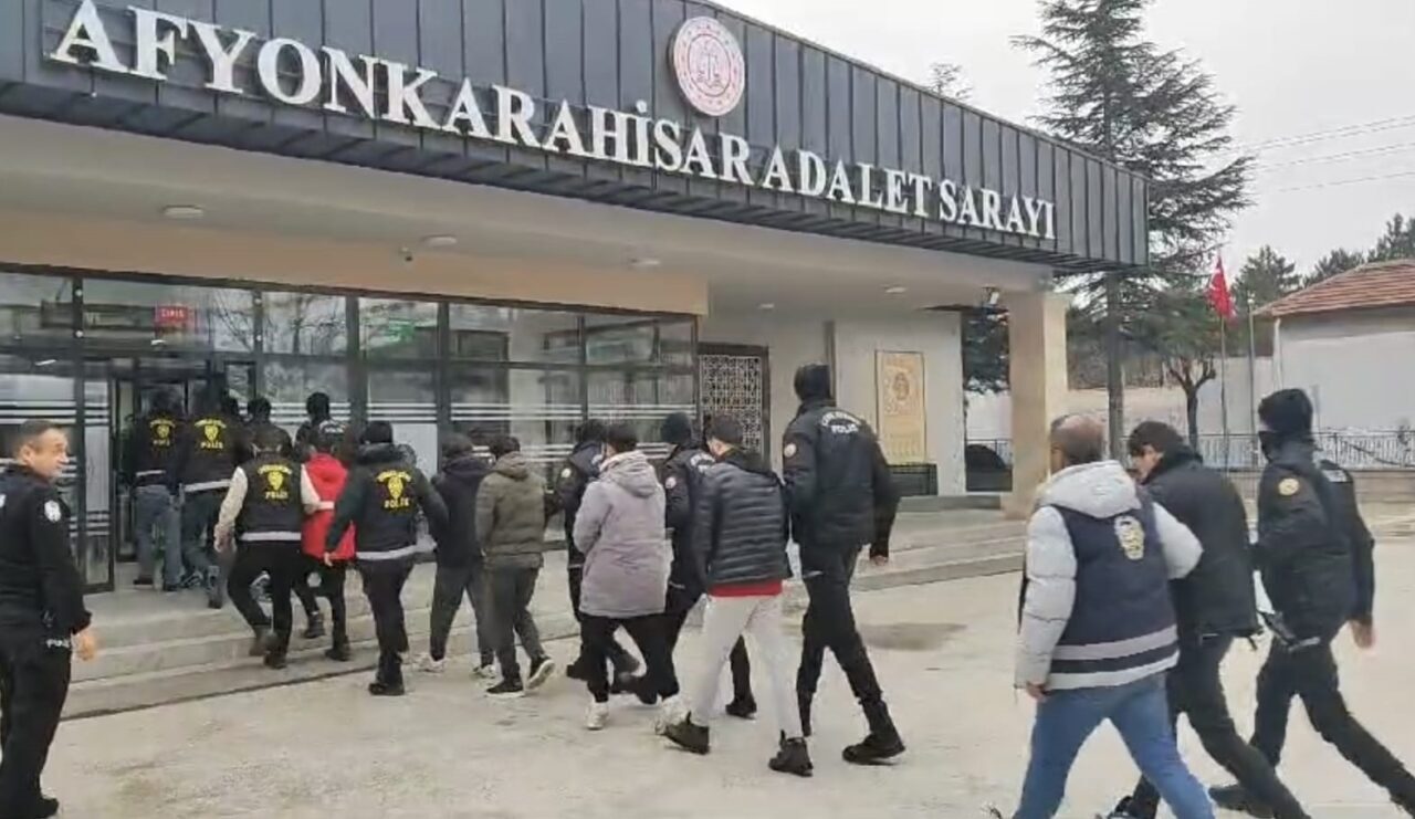 AFYONKARAHİSAR (AA) – Afyonkarahisar merkezli 4 ilde düzenlenen dolandırıcılık operasyonunda