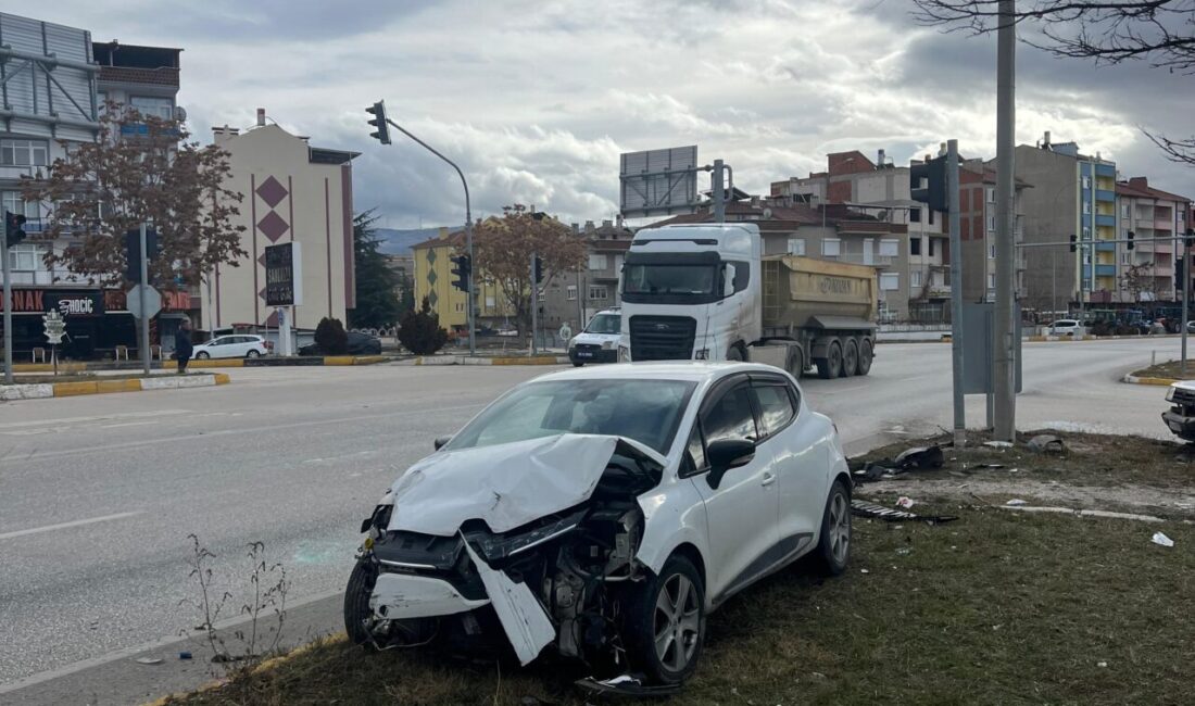 AFYONKARAHİSAR (AA) – Afyonkarahisar'ın Sandıklı ilçesinde 2 otomobilin karıştığı trafik