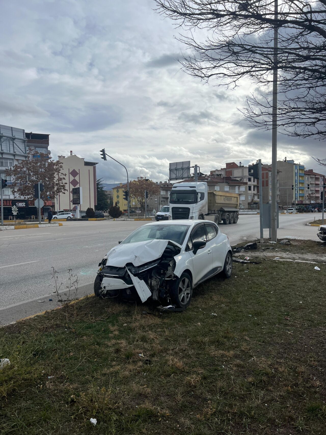 AFYONKARAHİSAR (AA) – Afyonkarahisar'ın Sandıklı ilçesinde 2 otomobilin karıştığı trafik