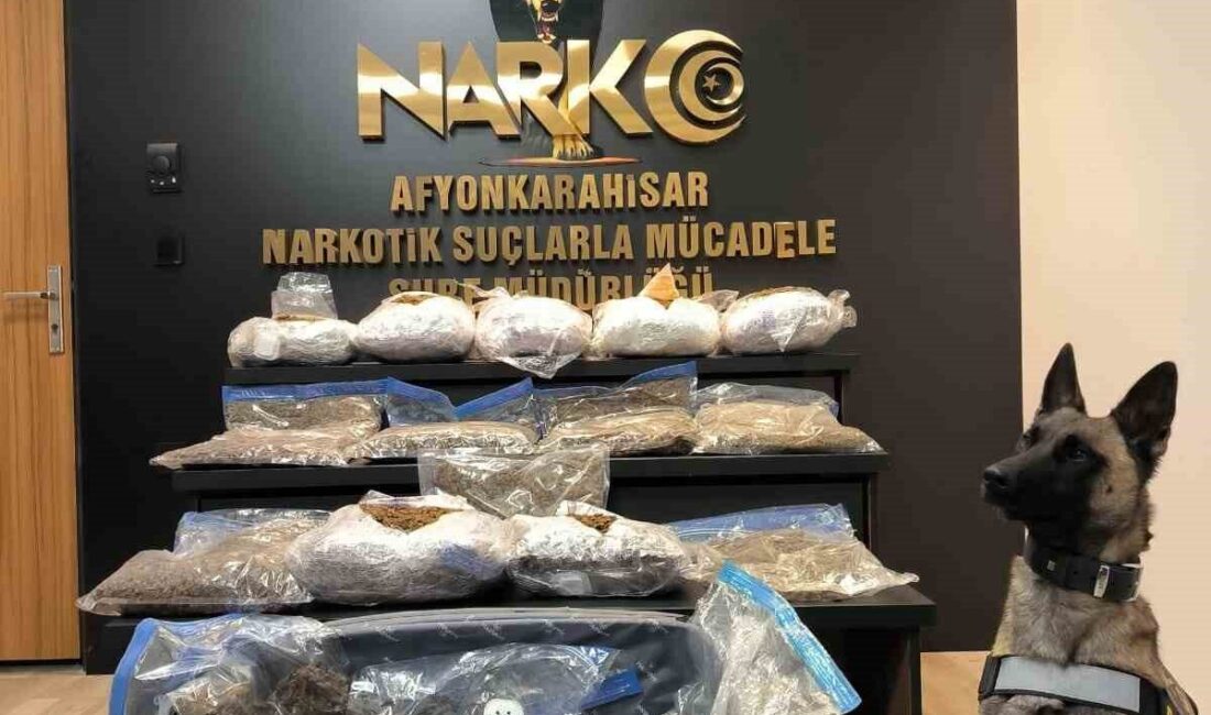 Afyonkarahisar’da 21 buçuk kilo uyuşturucu ele geçirildi Afyonkarahisar’da polis ekipleri bir araçta yaptıkları aramada 21 buçuk kilogram