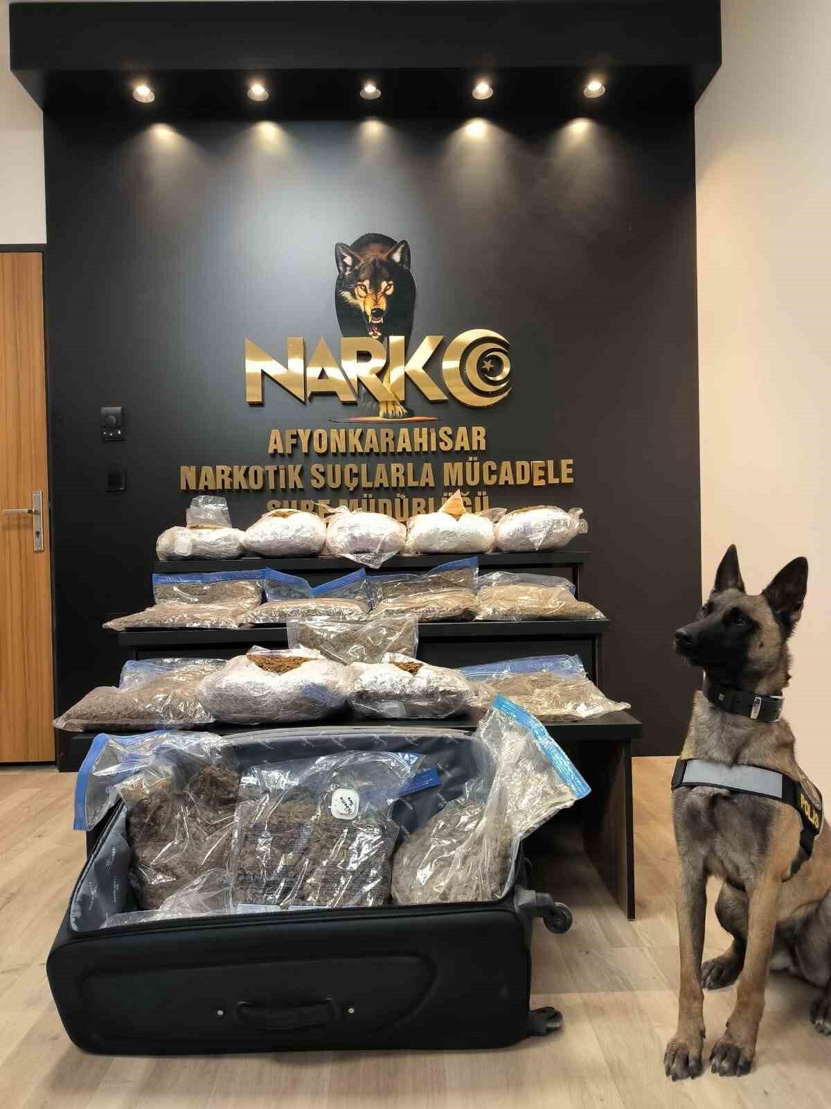 Afyonkarahisar’da polis ekipleri bir araçta yaptıkları aramada 21 buçuk kilogram
