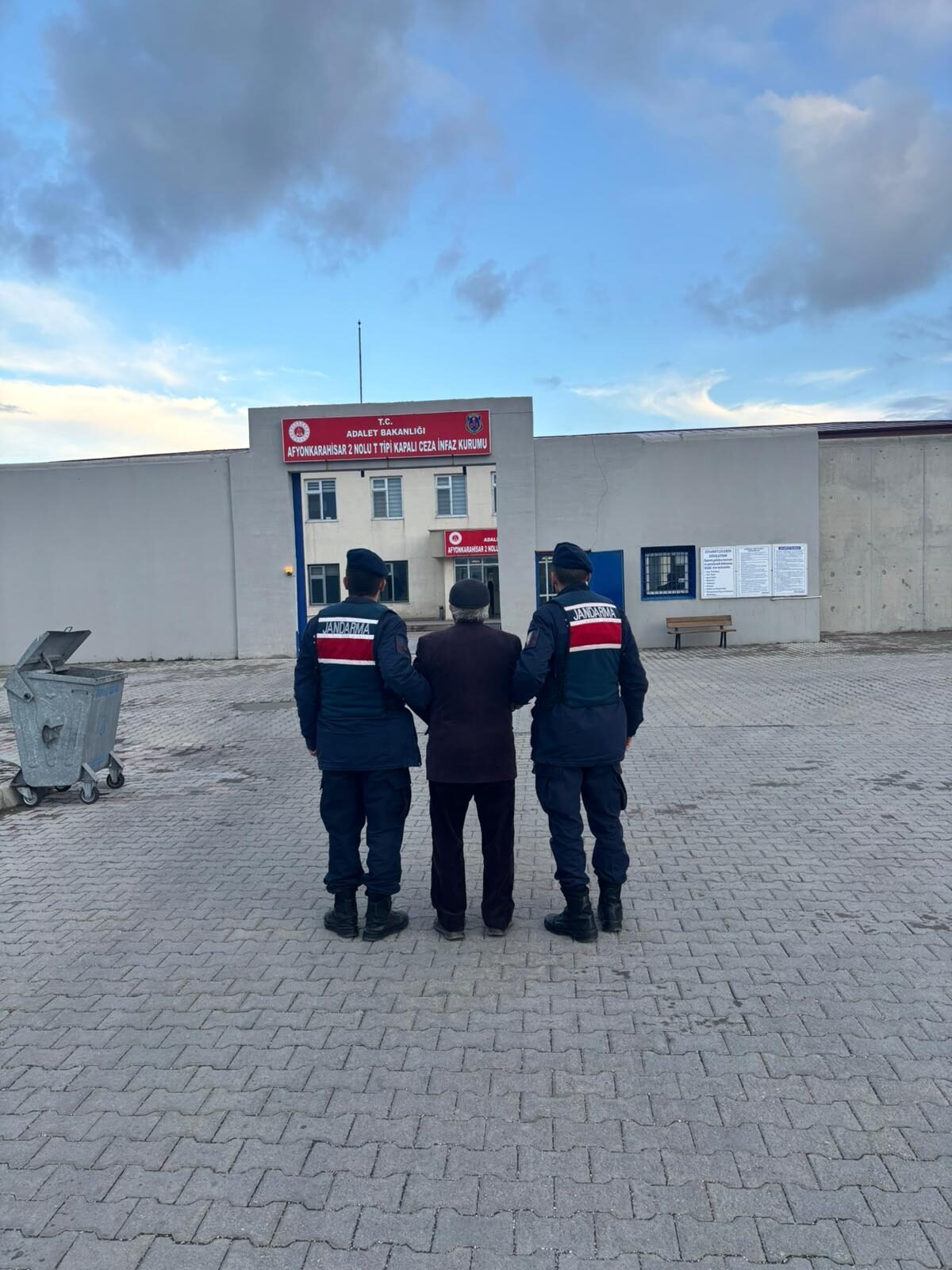 AFYONKARAHİSAR (AA) – Afyonkarahisar’da kesinleşmiş hapis cezası bulunan 4 firari