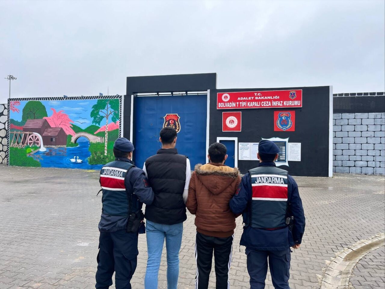 AFYONKARAHİSAR (AA) – Afyonkarahisar'ın Çay ilçesinde aranan 2 firari hükümlü