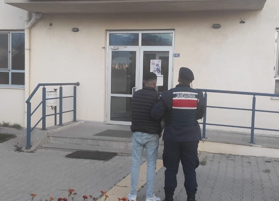 AFYONKARAHİSAR (AA) – Afyonkarahisar'da aranması olan firari hükümlü yakalandı. Jandarma