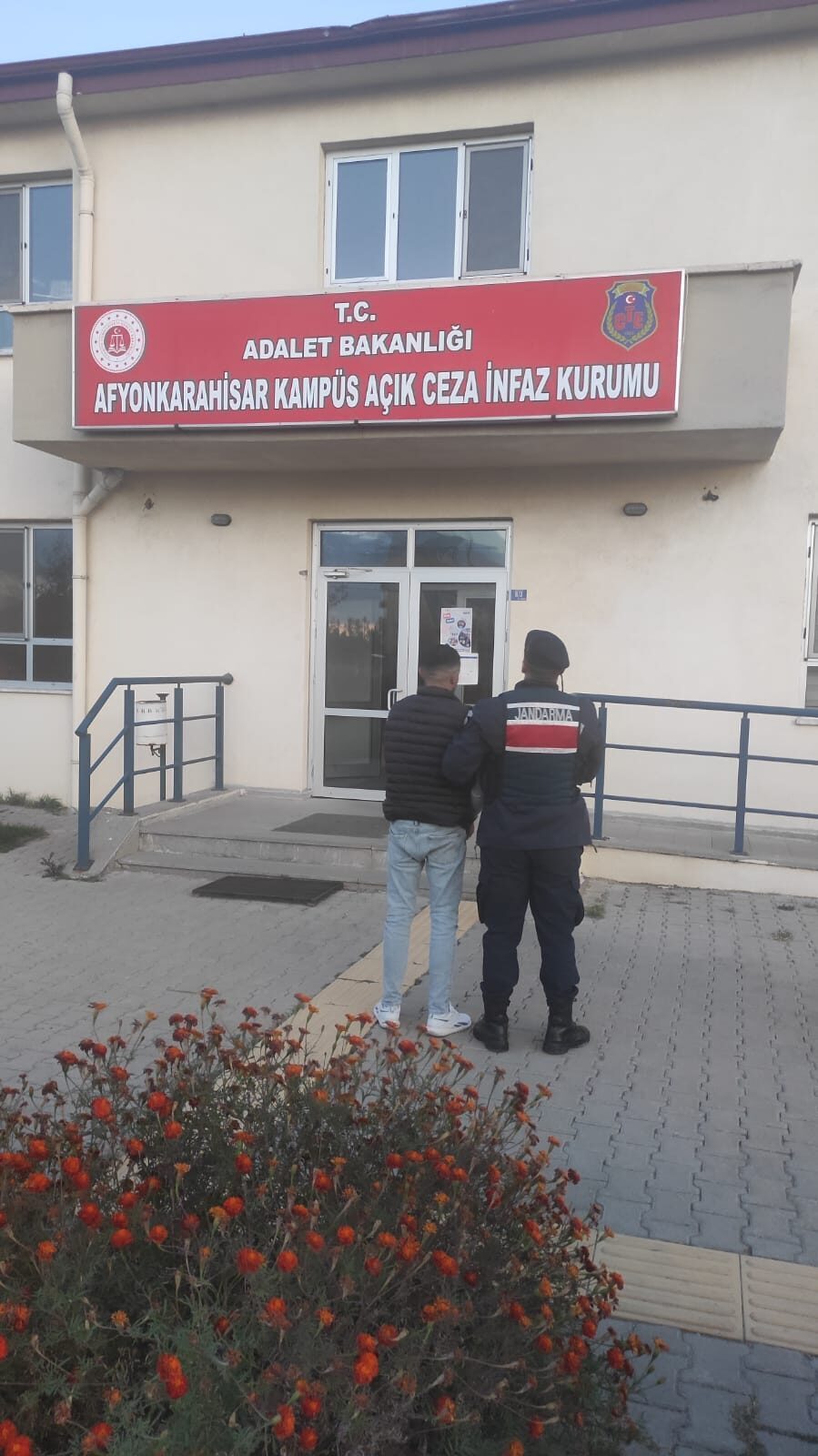AFYONKARAHİSAR (AA) – Afyonkarahisar'da aranması olan firari hükümlü yakalandı. Jandarma