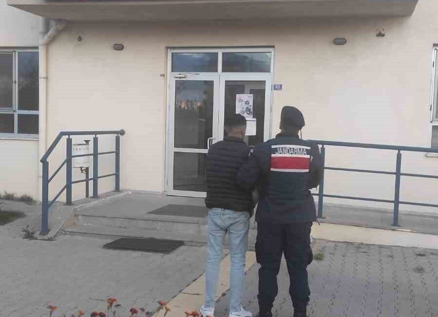 Afyonkarahisar’da aranan şahıs yakalandı Afyonkarahisar İl Jandarma Komutanlığı ekiplerihakkında 9 yıl 2 ay hapis
