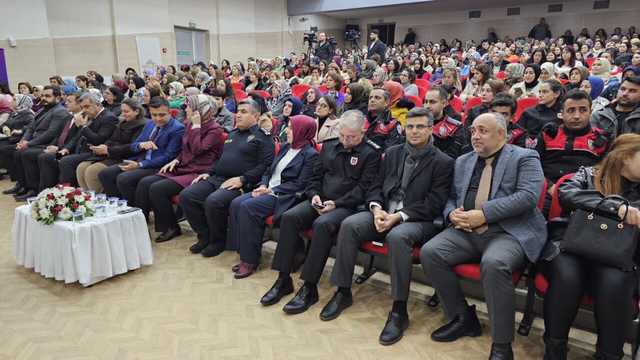 Afyonkarahisar’da “En İyi Narkotik Polisi Anne” eğitimi gerçekleştirildi. Vali Kübra