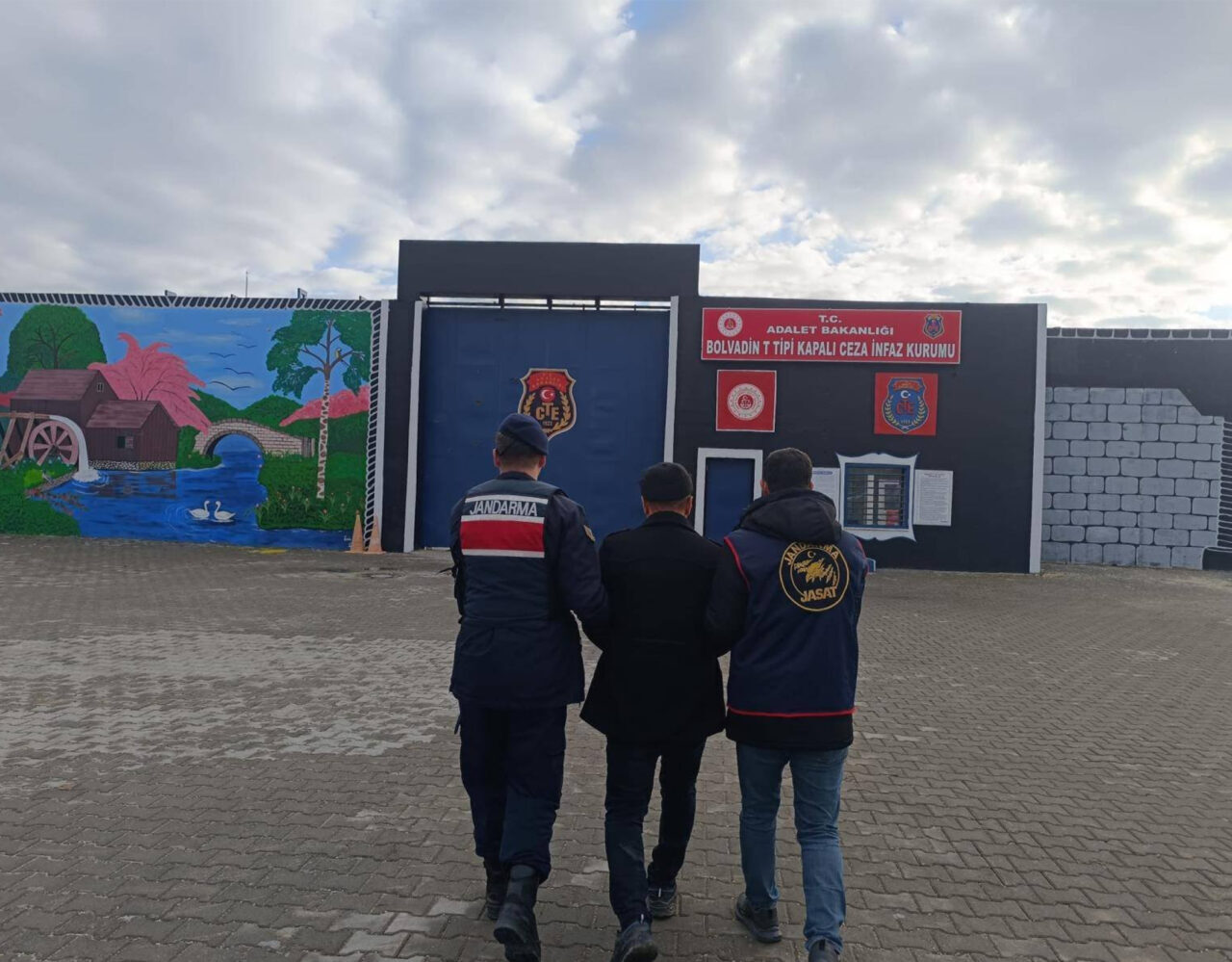 AFYONKARAHİSAR (AA) – Afyonkarahisar'ın Bolvadin ilçesinde firari FETÖ hükümlüsü yakalandı.