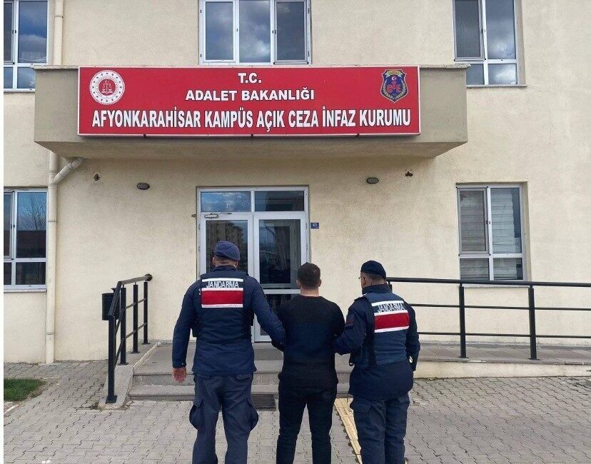 Afyonkarahisar’da 3 Aranan Şahıs Yakalanarak Cezaevine Gönderildi Afyonkarahisar’da jandarma ekipleri, kesinleşmiş hapis cezası bulunan 3 şahsı yakalayarak