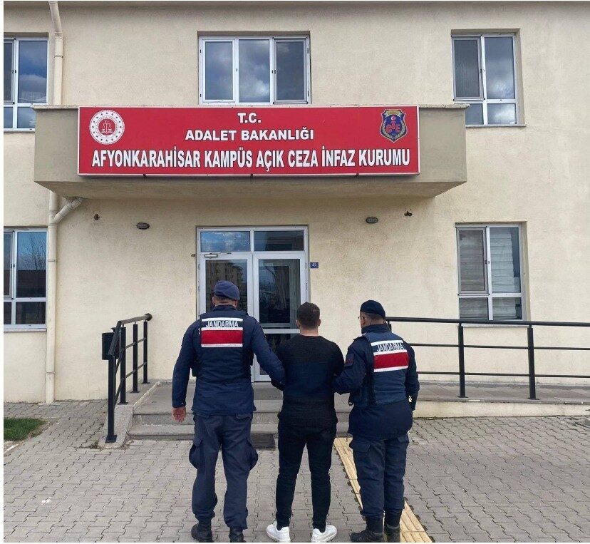 Afyonkarahisar’da jandarma ekipleri, kesinleşmiş hapis cezası bulunan 3 şahsı yakalayarak