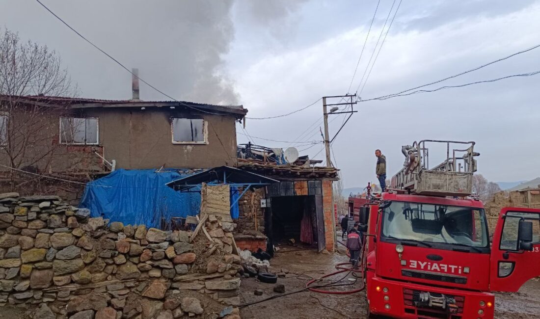 Afyonkarahisar’ın Sandıklı ilçesinde iki katlı ahşap evde çıkan yangın hasara